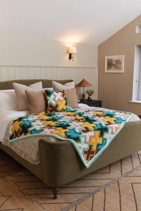 Hayfield At Home With Margaret Holzmann 10 Knitted Blanket Patterns - Image 9